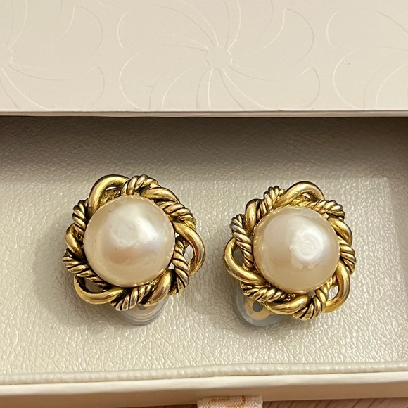 CHANEL PEARL AND TWISTED GOLD CLIP-ON EARRINGS - Picture 3 of 6